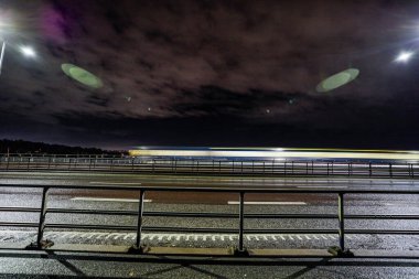 Stockholm, İsveç Demiryolları ve araba trafiği Tranebergsbron ya da Traneberg Köprüsü 'ndeki gece şeritleri.
