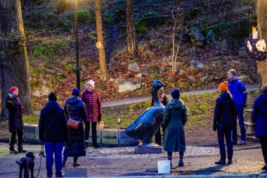 Strockholm, İsveç Vastertorp banliyösünde tarihi bir yürüyüş yapan bir grup insan heykel parkında.