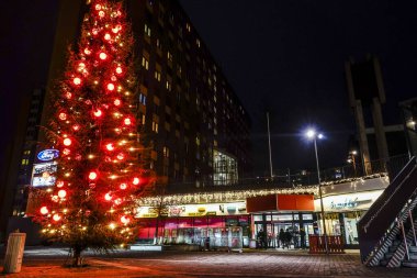 Stockholm, İsveç Flemingsberg Centrum 'da kırmızı bir Noel ağacı