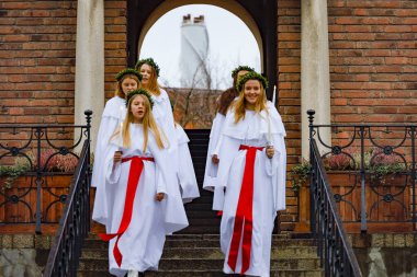Stockholm, İsveç Liljeholmen 'de bir okul grubu okulun merdivenlerinde geleneksel bir Santa Lucia kutlaması düzenliyor..