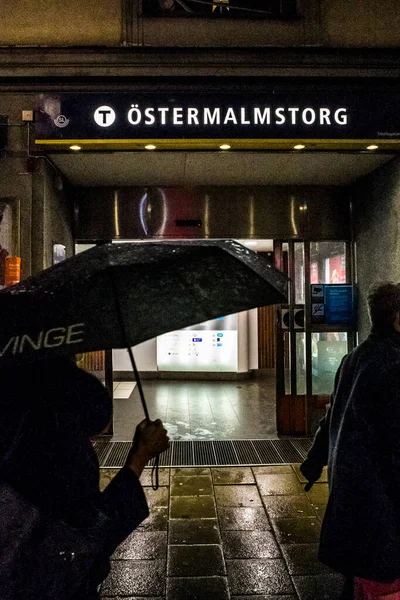 Stockholm Swedia Pejalan Kaki Dalam Hujan Ostermalmstorg — Stok Foto
