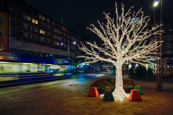 Estocolmo Suécia Uma Árvore Natal Iluminada Fica Sundbybergs Torg Praça — Fotografia de Stock