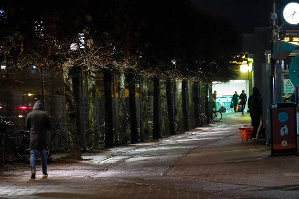 Stockholm Zweden Een Voetganger Sundbybergs Torg Een Plein Buitenwijken — Stockfoto
