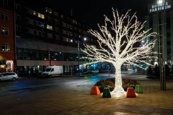 Estocolmo Suécia Uma Árvore Natal Iluminada Fica Sundbybergs Torg Praça — Fotografia de Stock