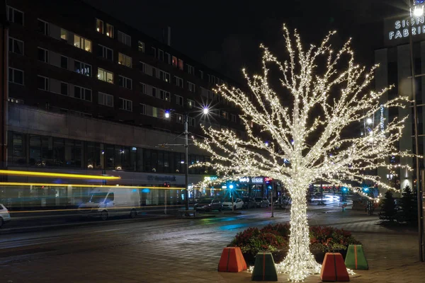 Sztokholm Szwecja Podświetlana Choinka Stoi Torg Sundbybergs Lub Placu Grudniu — Zdjęcie stockowe