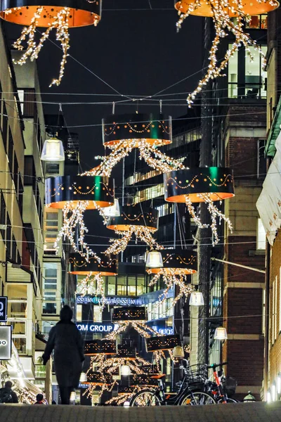 Estocolmo Suecia Peatones Jakobsbergsgatan Decoraciones Navideñas — Foto de Stock