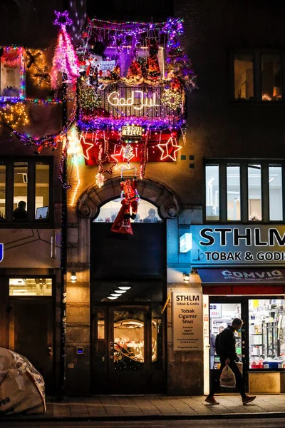 ストックホルム スウェーデンクリスマスライトで飾られたFridhemsplanのバルコニー — ストック写真