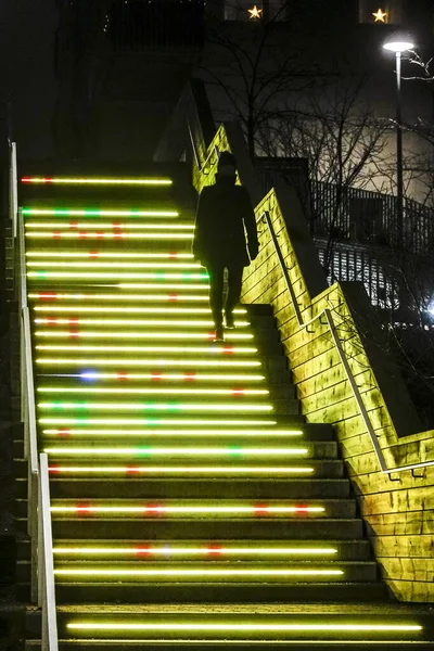 Stockholm Svédország Egy Ember Sétál Megvilágított Lépcsőn Éjszaka — Stock Fotó