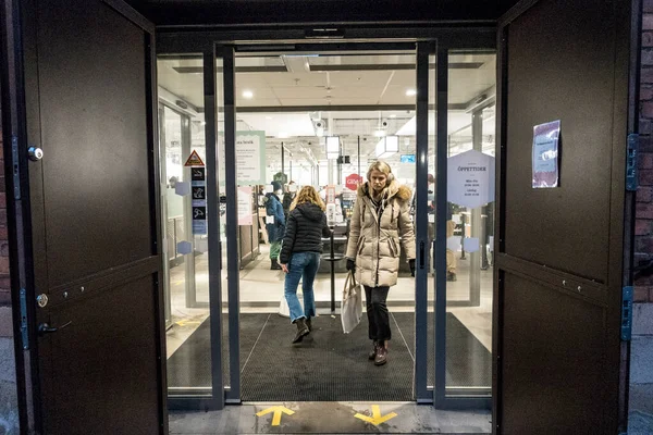 ストックホルム スウェーデン人がシステムボラジェアルコール店に出入りする — ストック写真