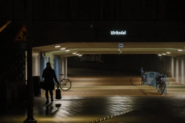 Sztokholm Szwecja Przejście Podziemne Ludźmi Dzielnicy Ulriksdal — Zdjęcie stockowe