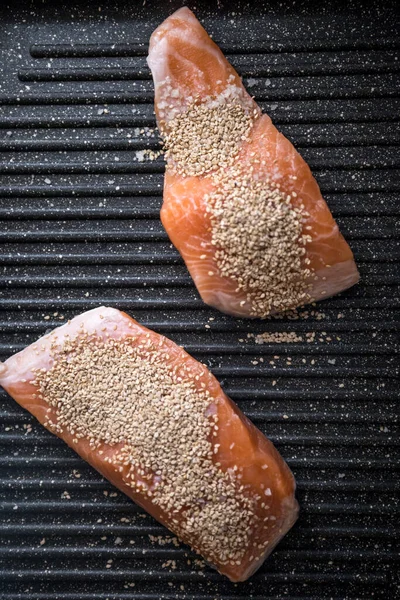 Bifes Salmão Crus Uma Panela Com Sementes Gergelim — Fotografia de Stock