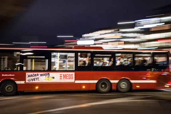 Sztokholm Szwecja Autobus Miejski Skrzyżowaniu Nocy Liljeholmen — Zdjęcie stockowe