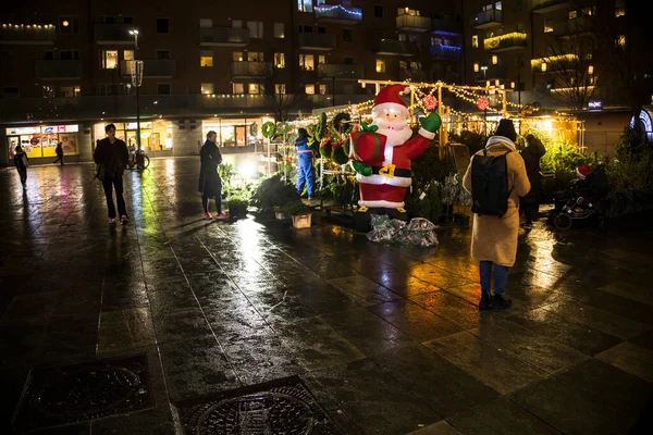 Estocolmo Suécia Compras Natal Pessoas Noite Praça Alvsjo Subúrbio Centro — Fotografia de Stock