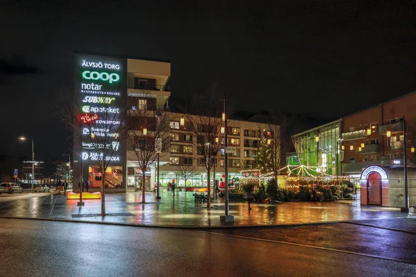 Stockholm Zweden Mensen Het Alvsjo Plein Nachts Een Buitenwijk Vervoersknooppunt — Stockfoto