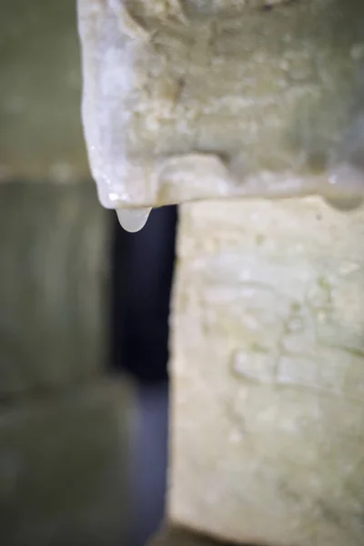 Ein Stapel Grüner Seifen Einem Badezimmer Das Vor Wasser Trieft — Stockfoto
