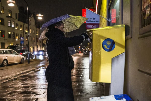Стокгольм Швеция Женщина Кладет Почту Почтовый Ящик Аспуддене Дождем — стоковое фото