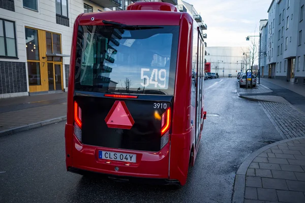 Stoccolma Svezia Autobus Guida Autonoma Una Strada Residenziale Nel Sobborgo — Foto Stock