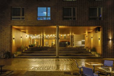 Sollentuna, İsveç Halk Meydanı ve Sollentuna Centrum banliyösündeki apartman binası..