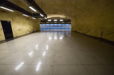 Stockholm, İsveç Akalla banliyösündeki Akalla metro istasyonundaki platform.