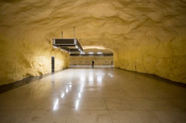 Stockholm, İsveç Akalla banliyösündeki Akalla metro istasyonunda tek başına duran.