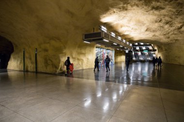 Stockholm, İsveç yolcuları Akalla banliyösündeki Akalla metro istasyonunda.