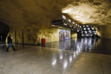 Stockholm, İsveç yolcuları Akalla banliyösündeki Akalla metro istasyonunda.