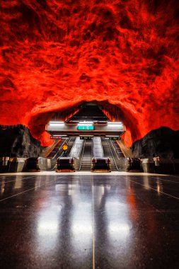 Stockholm, İsveç Solna Tüneli 'nin ya da metro istasyonunun kırmızı iç mekanı.