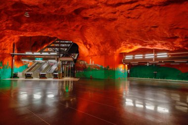 Stockholm, İsveç Solna Tüneli 'nin ya da metro istasyonunun kırmızı iç mekanı.