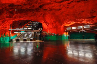 Stockholm, İsveç Solna Tüneli 'nin ya da metro istasyonunun kırmızı iç mekanı.