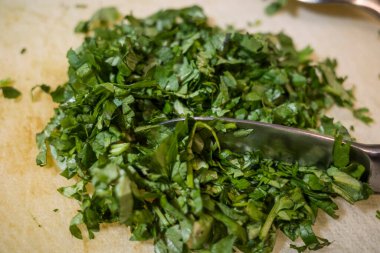 Kesme tahtasındaki bir yığın kişniş..