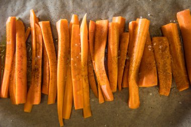 Deniz tuzu ve yağlı kağıt üzerinde dilimlenmiş havuç..