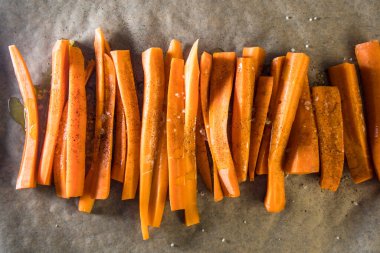 Deniz tuzu ve yağlı kağıt üzerinde dilimlenmiş havuç..