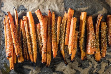 Deniz tuzu, zeytin yağı ve biberiyeyle dilimlenmiş havuç..