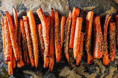 Deniz tuzu, zeytin yağı ve biberiyeyle dilimlenmiş havuç..