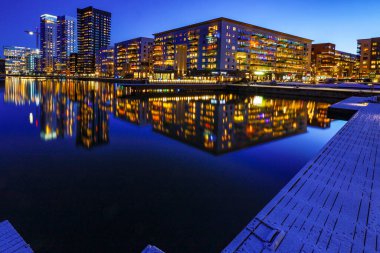 Stockholm, İsveç Sabahın erken saatlerinde Liljeholmskajen 'in ufuk çizgisi.