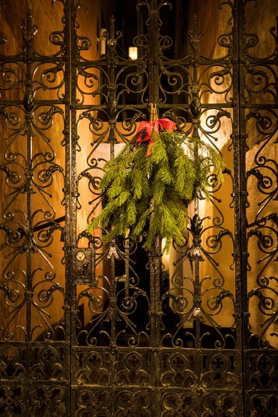Estocolmo Suecia Una Corona Navidad Cinta Una Puerta Casco Antiguo — Foto de Stock