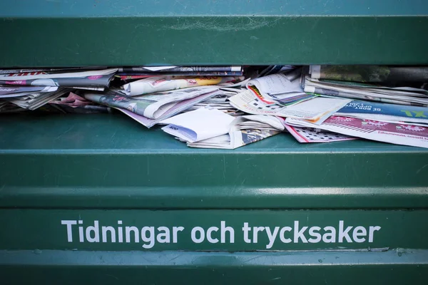 Stockholm Zweden Een Vuilnisbak Straat Voor Het Recyclen Van Kranten — Stockfoto