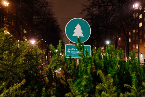Estocolmo Suécia Árvores Natal Descartadas Empilhadas Uma Estação Reciclagem Sinal — Fotografia de Stock
