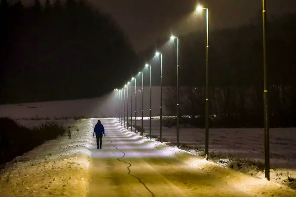 Стокгольм Швеция Мужчина Идет Заснеженной Освещенной Тропе Пригороде Хаддинге — стоковое фото