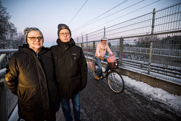 瑞典斯德哥尔摩冬季 一对老夫妇站在阿尔斯塔桥上的一条自行车道上 展示自行车对行人的危害 — 图库照片