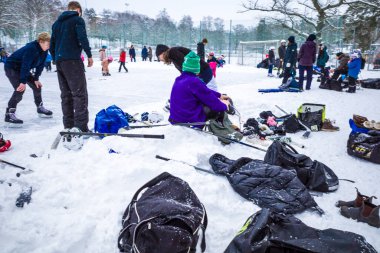 Stockholm, İsveç buz patencileri hafta sonu Aspudden Park 'ta maske takmadan..