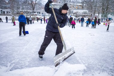 Stockholm, İsveç buz patencileri Aspudden Park 'ta bir haftasonu maskesiz ve buzdan kar süren bir adam..