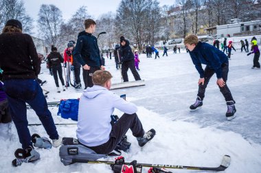 Stockholm, İsveç buz patencileri hafta sonu Aspudden Park 'ta maske takmadan..