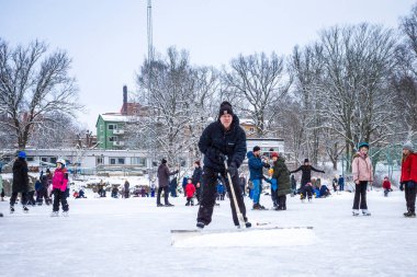 Stockholm, İsveç buz patencileri Aspudden Park 'ta bir haftasonu maskesiz ve buzdan kar süren bir adam..