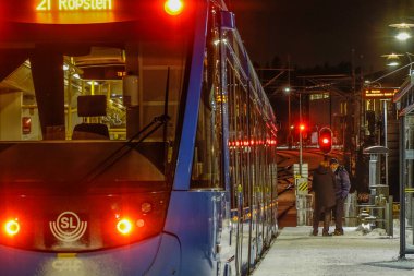Stockholm, İsveç Lidingo adasındaki Gashaga istasyonundaki Lidingobanan tramvayı.