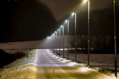 Stockholm, İsveç Huddinge 'in banliyösünde karlı bir yol.