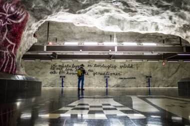 Stockholm, İsveç Mavi Hat 'taki Tensta tüneli ya da metro istasyonunda bir yolcu..