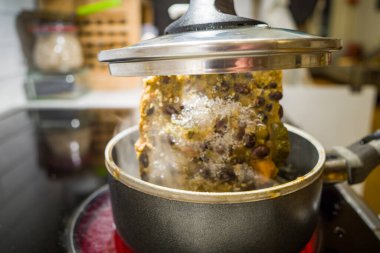 Sobanın tepesinde erimekte olan donmuş bir çorba yığını..