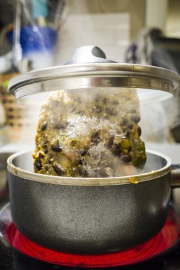 Sobanın tepesinde erimekte olan donmuş bir çorba yığını..