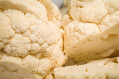 Mutfakta kesilmiş karnabahar parçaları..